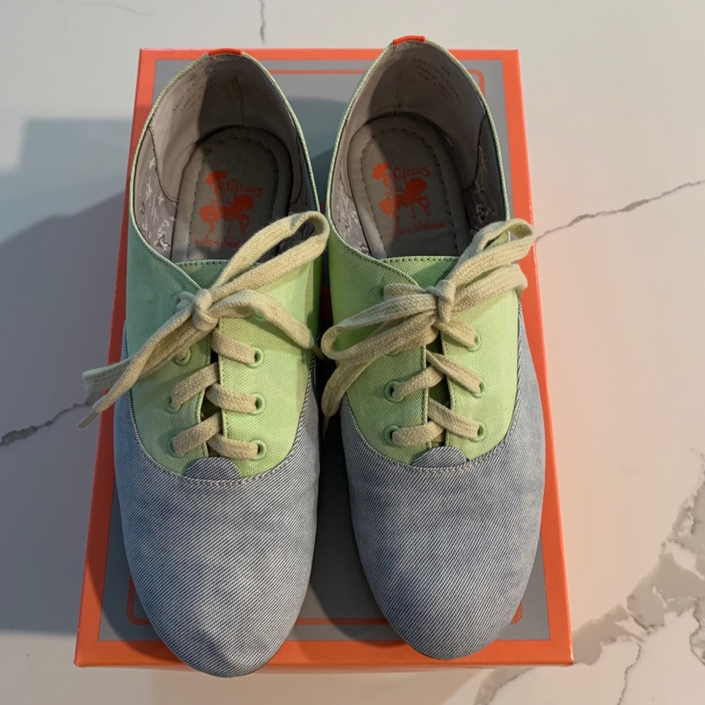 CIRCUS BY SAM EDELMAN DENIM + LIME OXFORD
